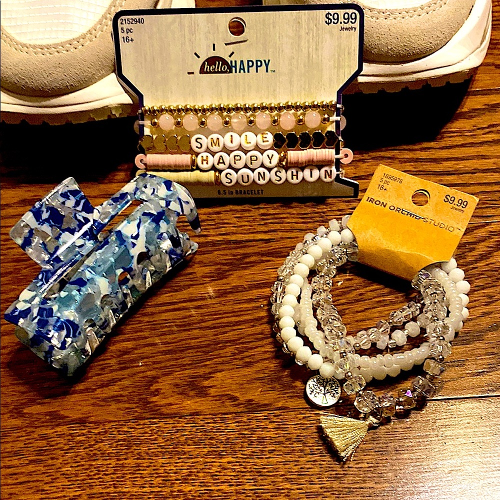 MNG- NWT Cream and White Sneakers with Breathable Mesh with a FREE gift 🎁 - Picture 4 of 15